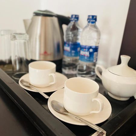 Aradhana Airport Transit Hotel Katunayaka Exteriör bild