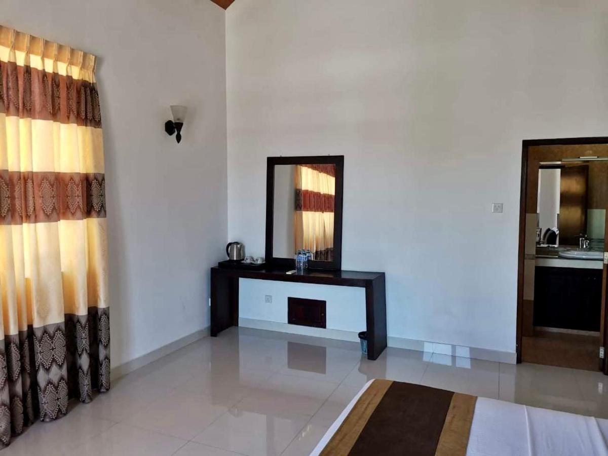 Aradhana Airport Transit Hotel Katunayaka Exteriör bild