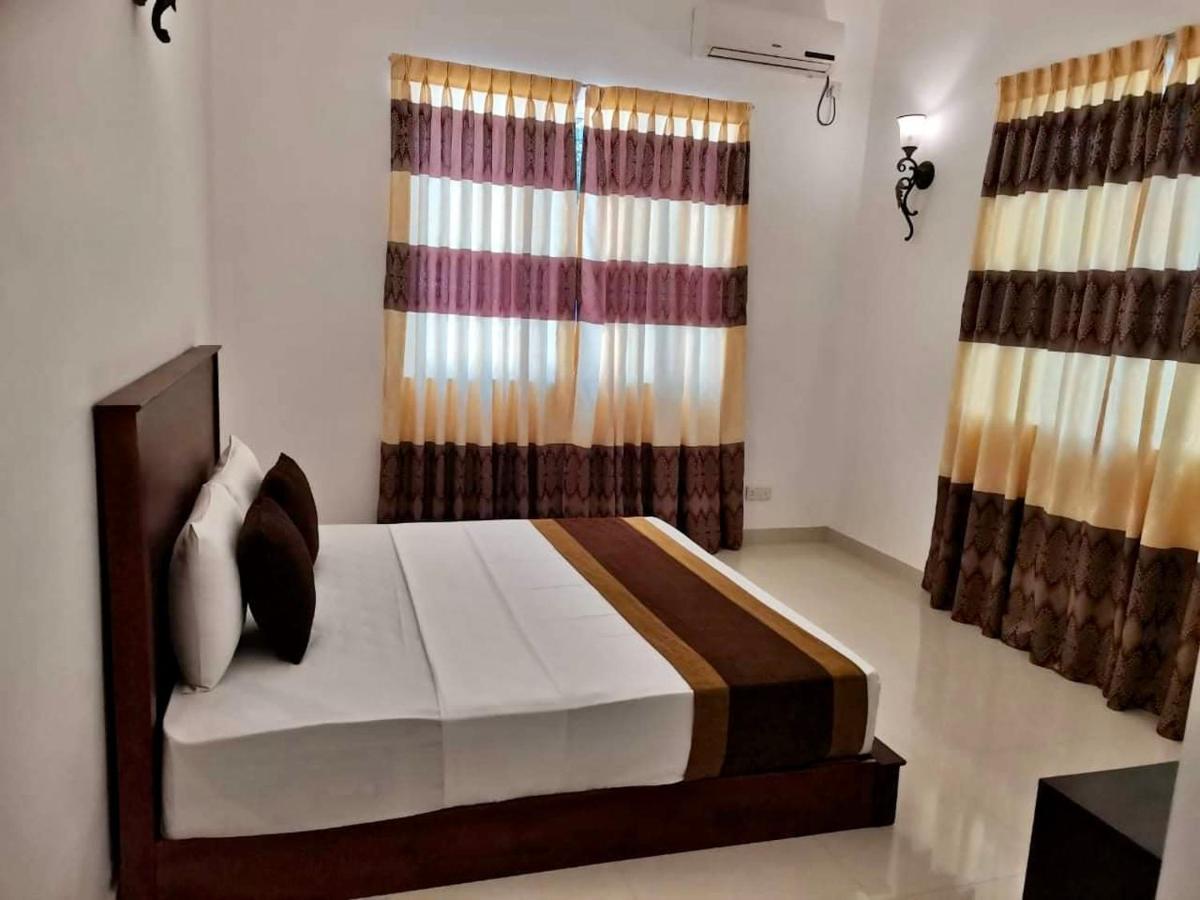 Aradhana Airport Transit Hotel Katunayaka Exteriör bild