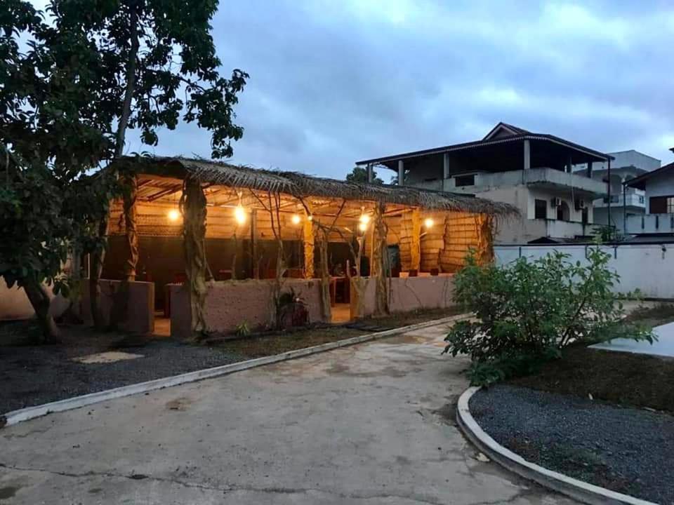 Aradhana Airport Transit Hotel Katunayaka Exteriör bild