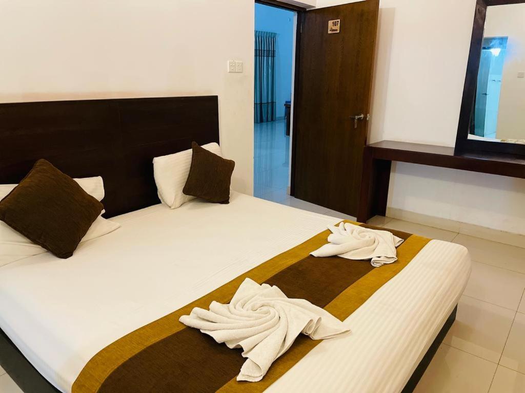 Aradhana Airport Transit Hotel Katunayaka Exteriör bild