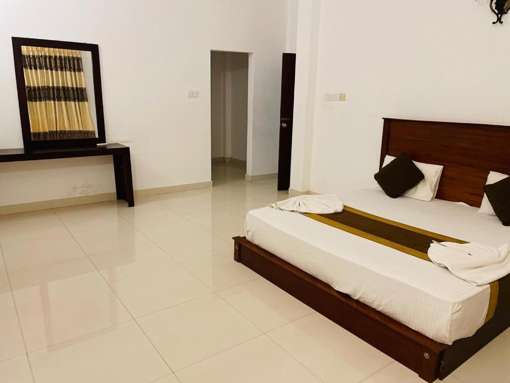 Aradhana Airport Transit Hotel Katunayaka Exteriör bild