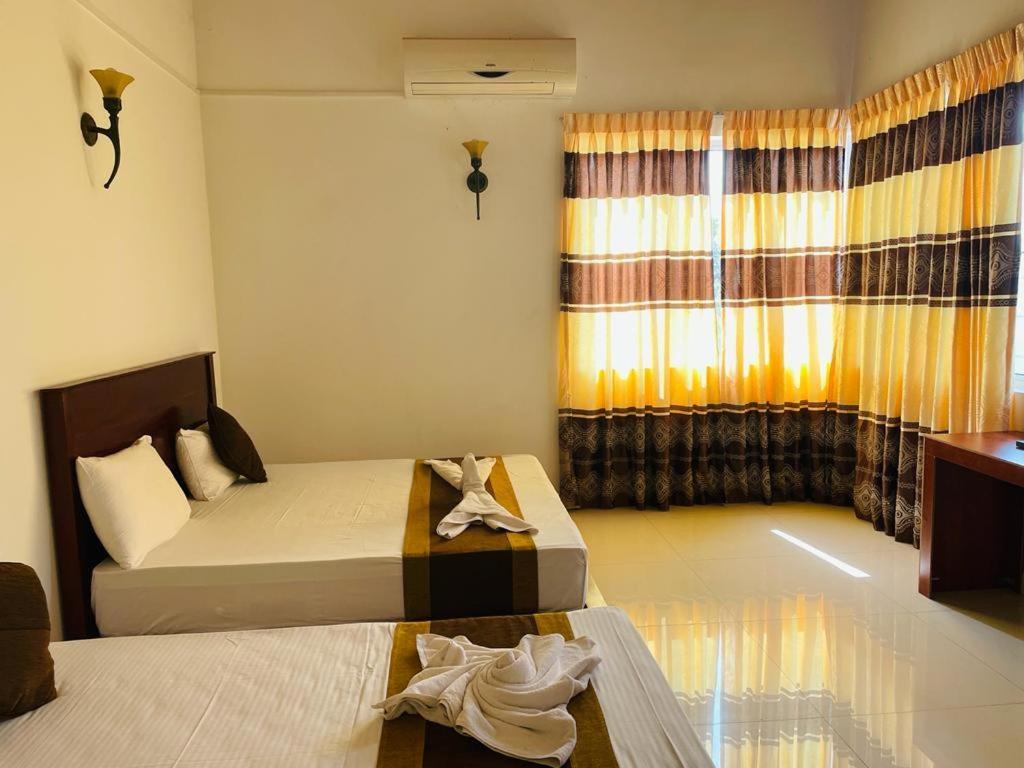 Aradhana Airport Transit Hotel Katunayaka Exteriör bild