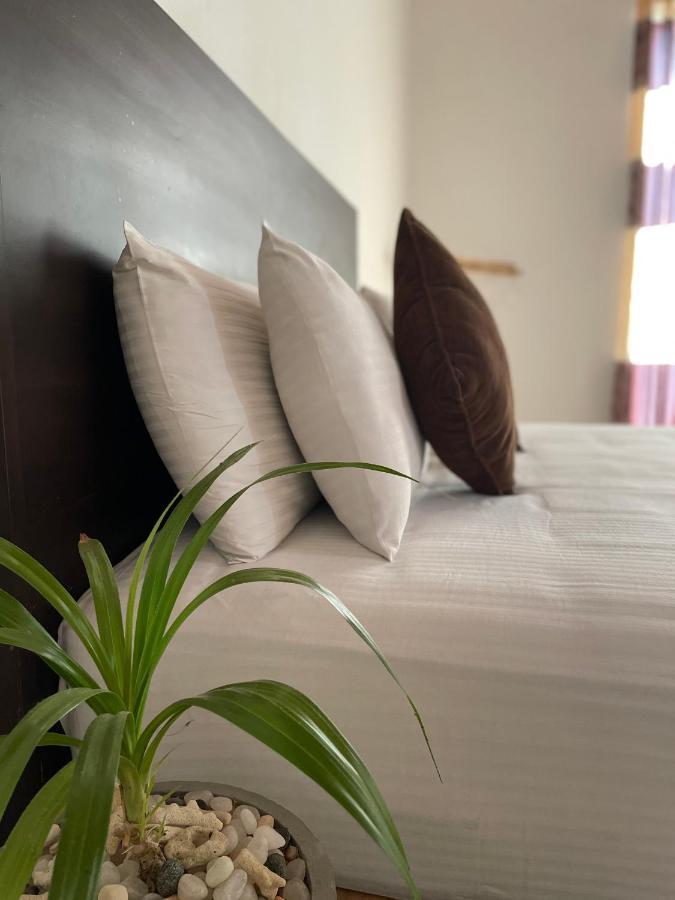 Aradhana Airport Transit Hotel Katunayaka Exteriör bild