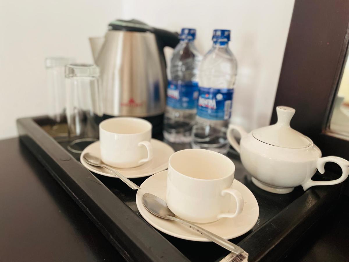 Aradhana Airport Transit Hotel Katunayaka Exteriör bild